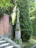 kříž před kostelem